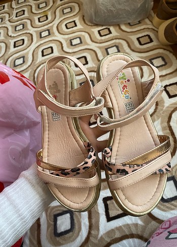 Kız Çocuk Bej Yılan Desenli Tokalı Terlik - Görsel 2