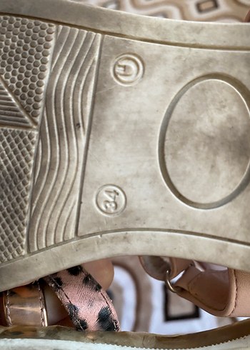 Kız Çocuk Bej Yılan Desenli Tokalı Terlik - Görsel 4