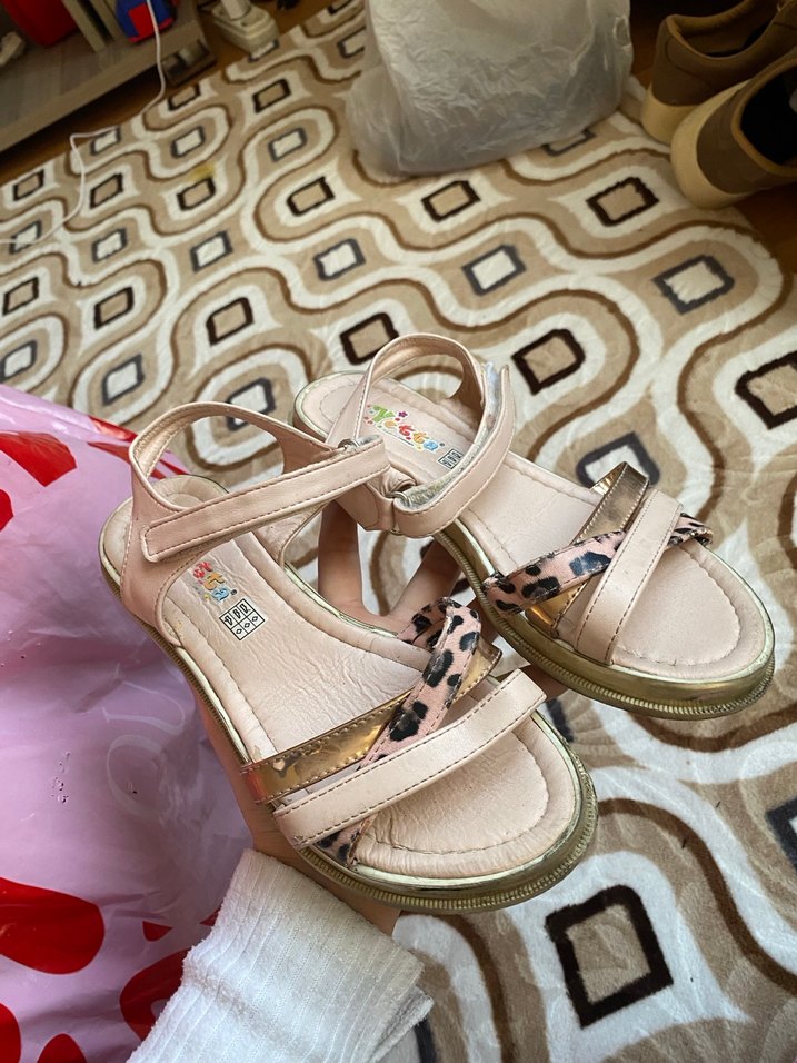 Kız Çocuk Bej Yılan Desenli Tokalı Terlik - Görsel 3