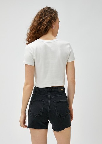 Beyaz Baskılı Kısa Crop Top - Görsel 3