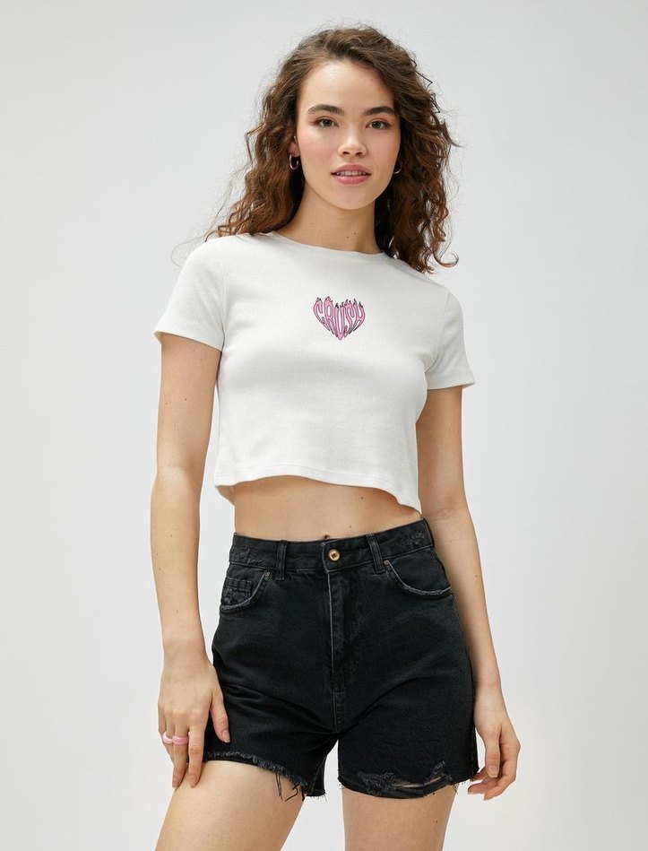 Beyaz Baskılı Kısa Crop Top - Görsel 2