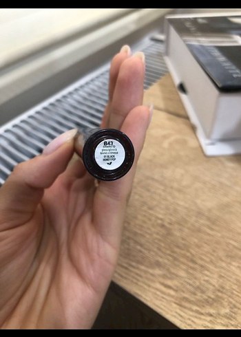 Clinique Pop Plush Kremli Dudak Parlatıcısı - Black Honey Pop - Görsel 3