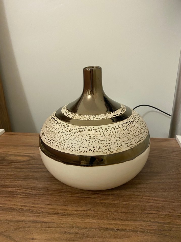 Beyaz ve metalik desenli dekoratif vazo - Görsel 3