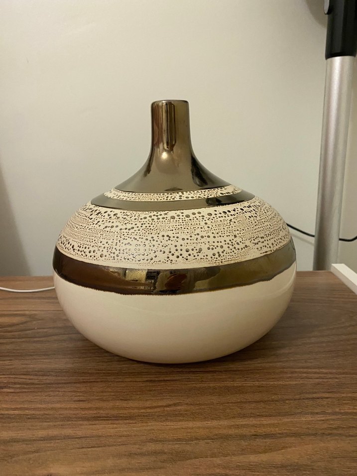 Beyaz ve metalik desenli dekoratif vazo - Görsel 2