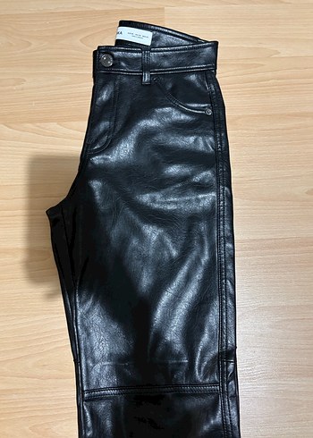 Bershka Viral Kadın Deri Pantolon - Görsel 2