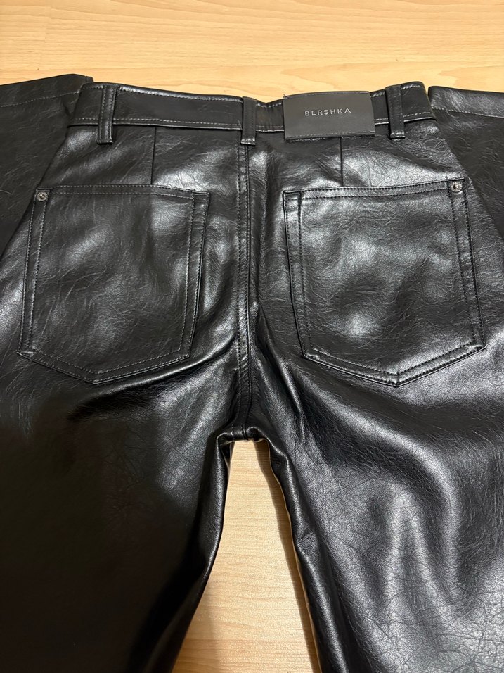 Bershka Viral Kadın Deri Pantolon - Görsel 4