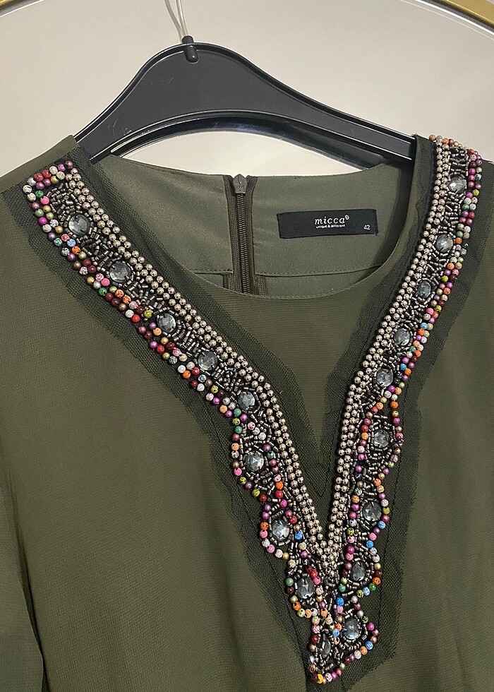 Boncuk işlemeli rahat elbise - Görsel 3