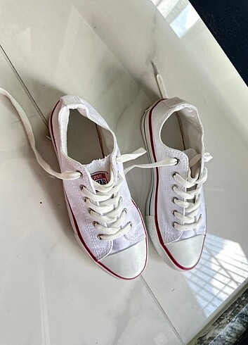 Beyaz converse