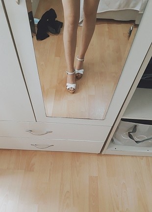 Beyaz kalın topuklu sandalet