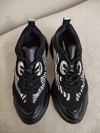 Sıfır zebra desenli spor ayakkabı