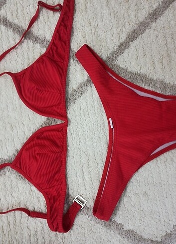 Kırmızı bikini 