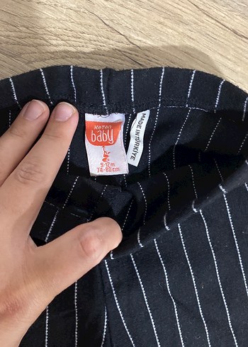 Kız Çocuk Siyah Çizgili Pileli Pantolon - Görsel 2