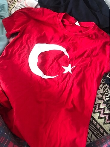 kırmızı bayrak tişort
