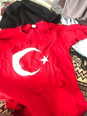 Diğer kırmızı bayrak tişort