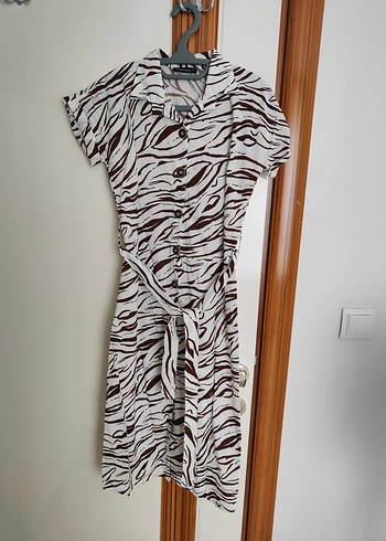 Diğer Düğmeli V Yakalı Zebra Desenli Uzun Elbise