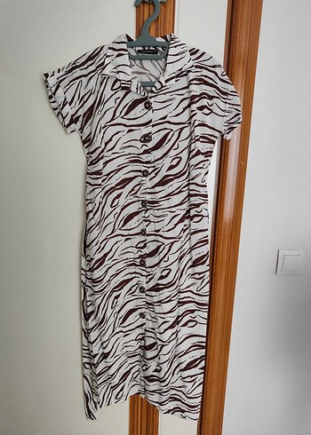Düğmeli V Yakalı Zebra Desenli Uzun Elbise