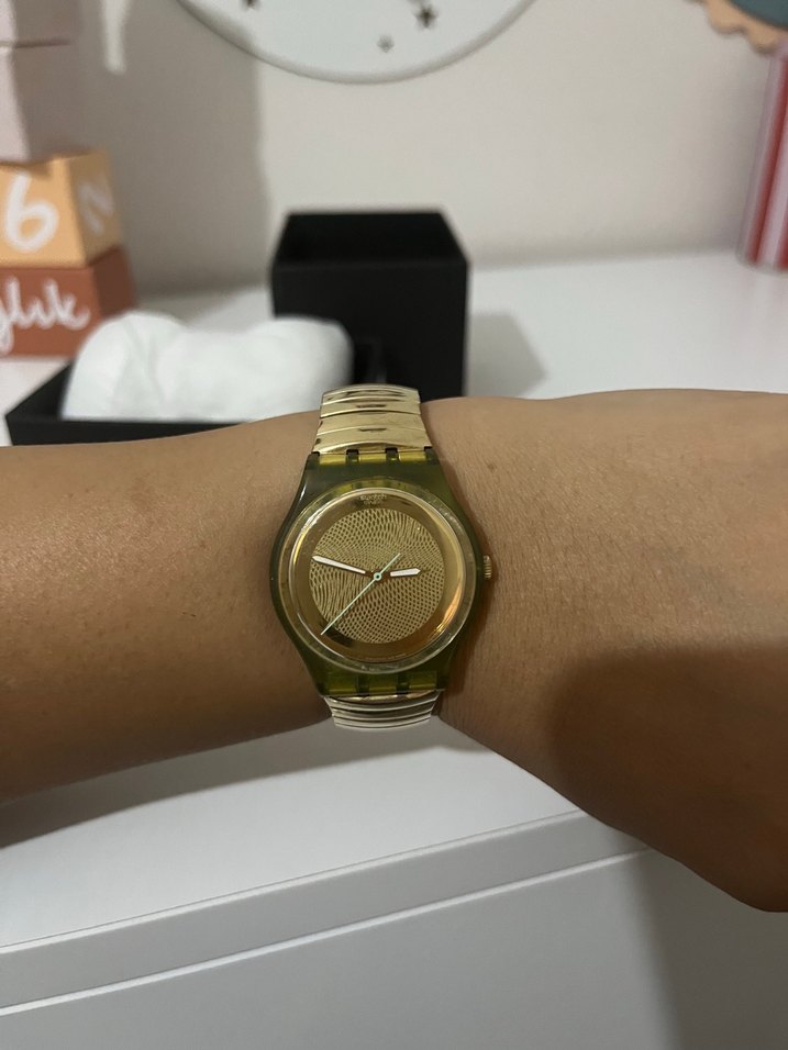 Parlak Altın Renkli Kadın Kol Saati - Görsel 2