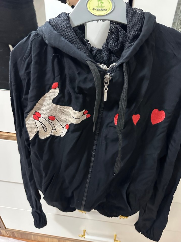 Kapüşonlu Siyah Baskılı Mini Ceket - Görsel 3