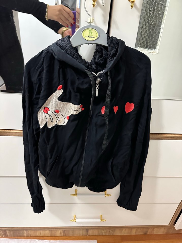 Kapüşonlu Siyah Baskılı Mini Ceket - Görsel 2