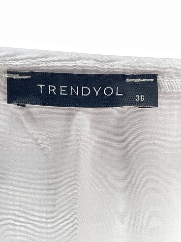 36 Beden beyaz Renk Trendyol & Milla Gömlek %70 İndirimli.