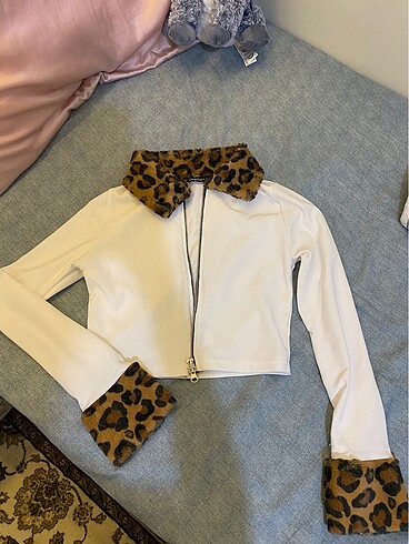 Beyaz yakası leoparlı bluz