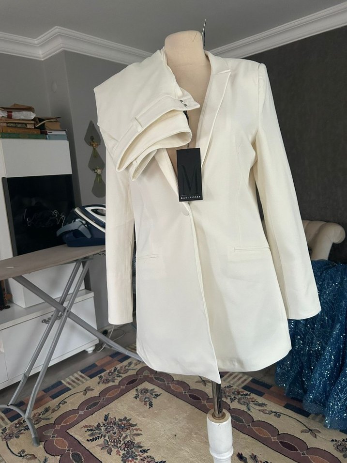 Beyaz Düğmeli Kadın Uzun Ceket - Görsel 2