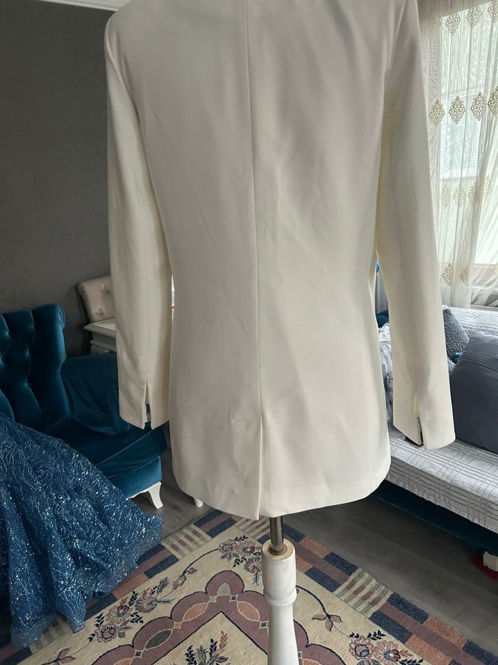 Beyaz Düğmeli Kadın Uzun Ceket - Görsel 3