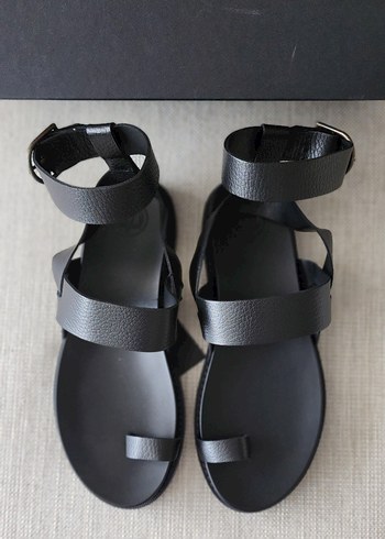 37 Beden siyah Renk Massimo Dutti Tokalı Siyah Deri Sandalet