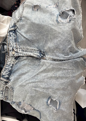 Beyaz Batik Desenli yırtık Kadın Şort - Görsel 2