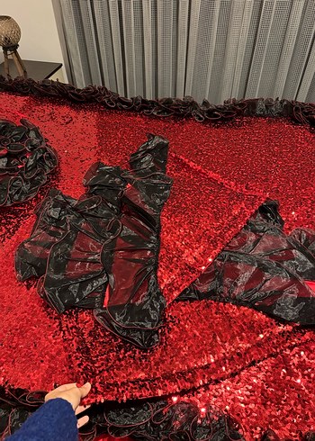 Kırmızı Desenli Fırfırlı Yatak Örtüsü - Görsel 5