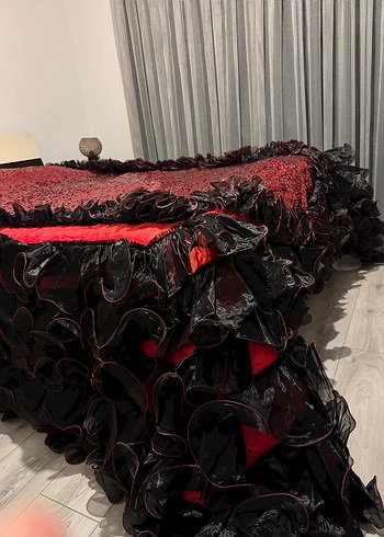 Kırmızı Desenli Fırfırlı Yatak Örtüsü - Görsel 3