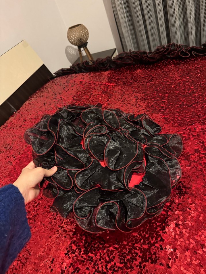 Kırmızı Desenli Fırfırlı Yatak Örtüsü - Görsel 4