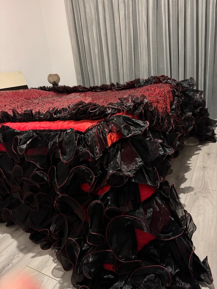 Kırmızı Desenli Fırfırlı Yatak Örtüsü - Görsel 3