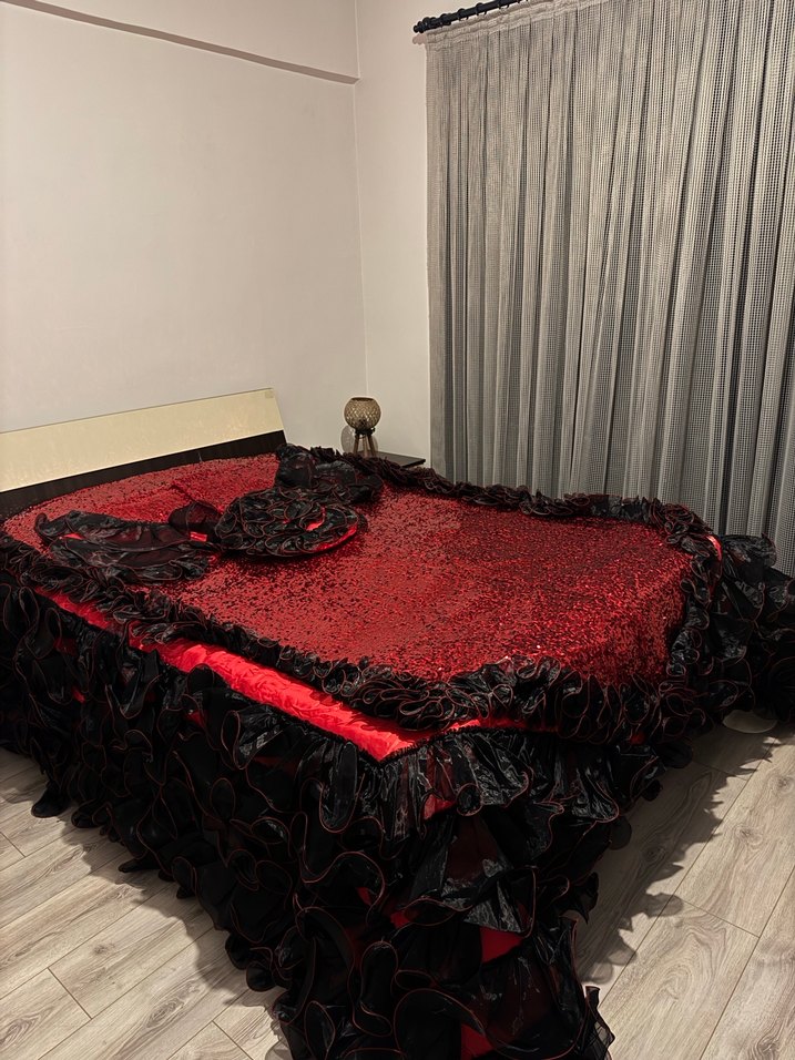 Kırmızı Desenli Fırfırlı Yatak Örtüsü - Görsel 2