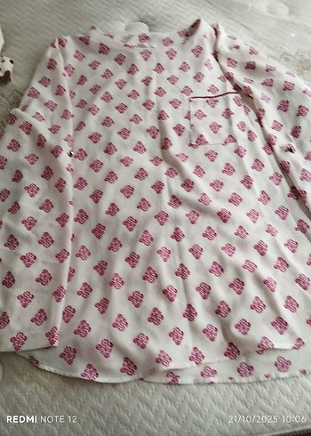 Beyaz V Yaka Baskılı Uzun Kollu  gömlek - Görsel 3