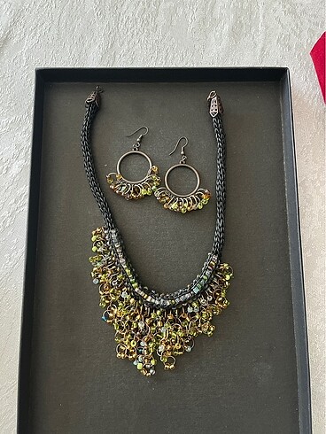Kolye ve küpe takımı