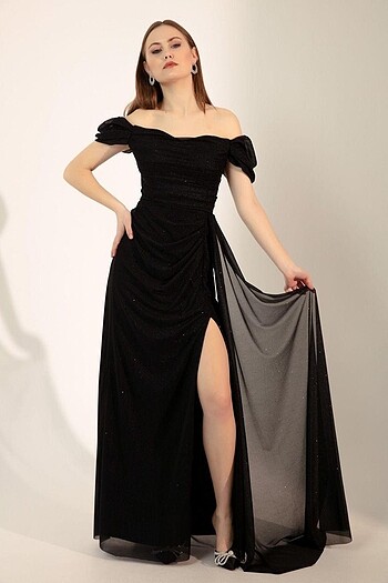 Kadın siyah kayık yaka drapeli yırtmaçlı abiye elbise