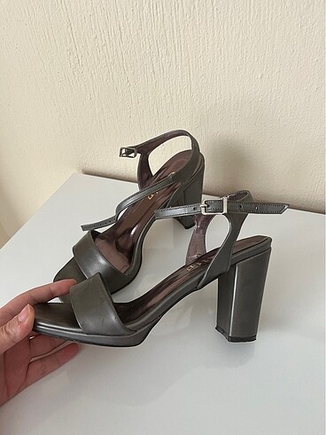 Topuklu ayakkabı - Görsel 2