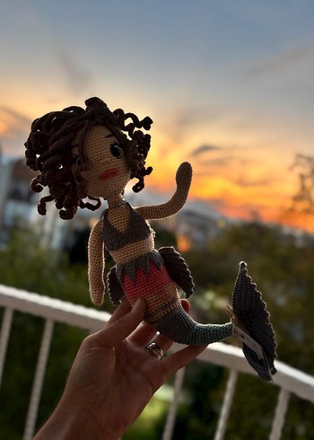 Kahverengi Saçlı Örgü Deniz Kızı Bebek -Amigurumi