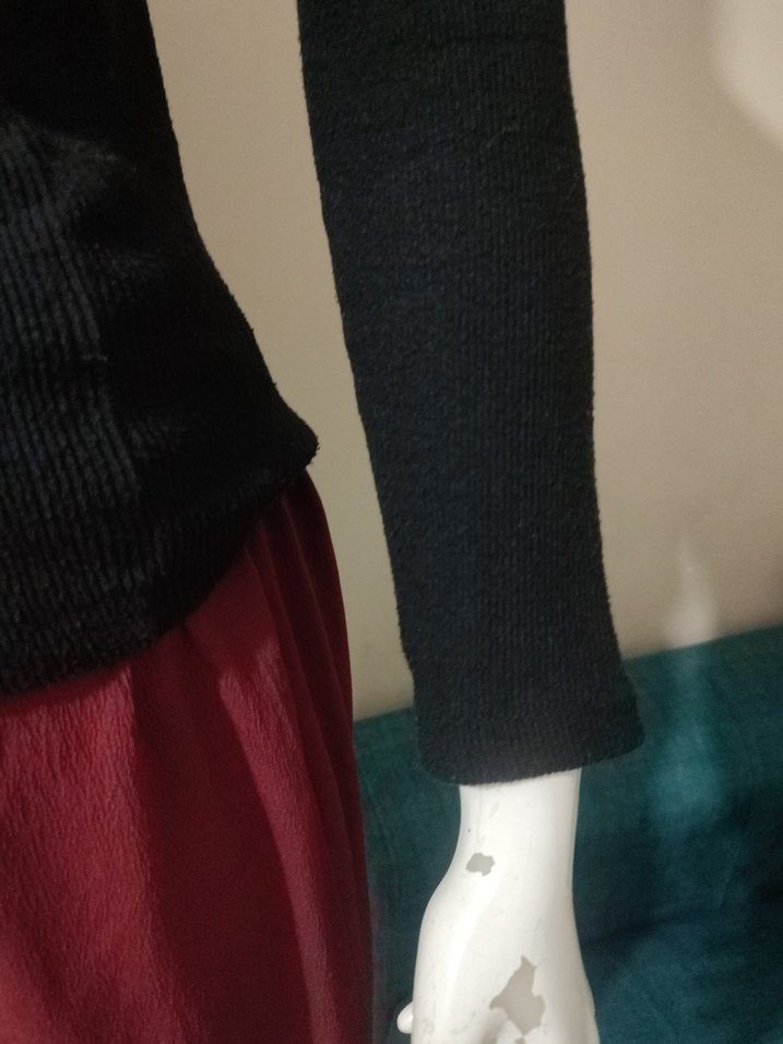 Siyah Kapüşonlu Yüksek Yaka Kadın Sweatshirt - Görsel 3