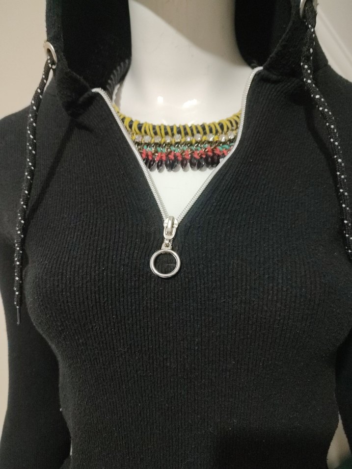 Siyah Kapüşonlu Yüksek Yaka Kadın Sweatshirt - Görsel 2