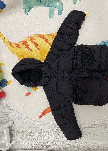 Siyah Kapüşonlu Erkek Çocuk Mont
