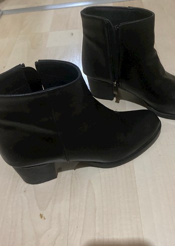 Siyah Deri Tokalı Kadın Bot - Görsel 3