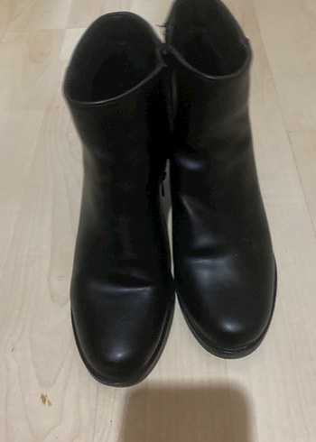 Siyah Deri Tokalı Kadın Bot - Görsel 2