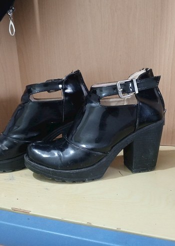 Siyah Tokalı Gotik Kadın Botu, Kalın Topuklu - Görsel 4