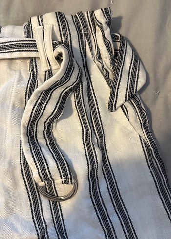 Bershka Çizgili Kemerli Mini Keten Şort