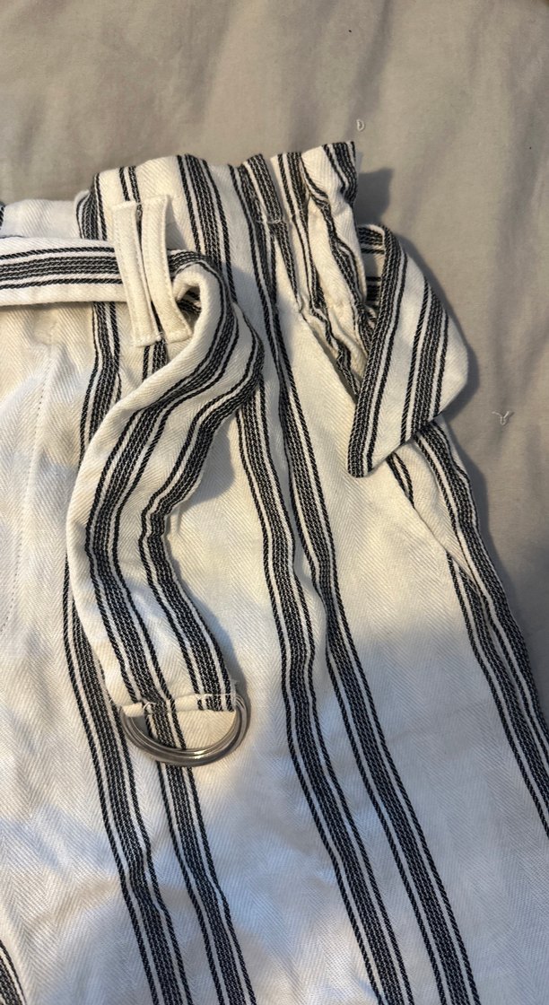 Çizgili Kemerli Mini Keten Şort - Görsel 2