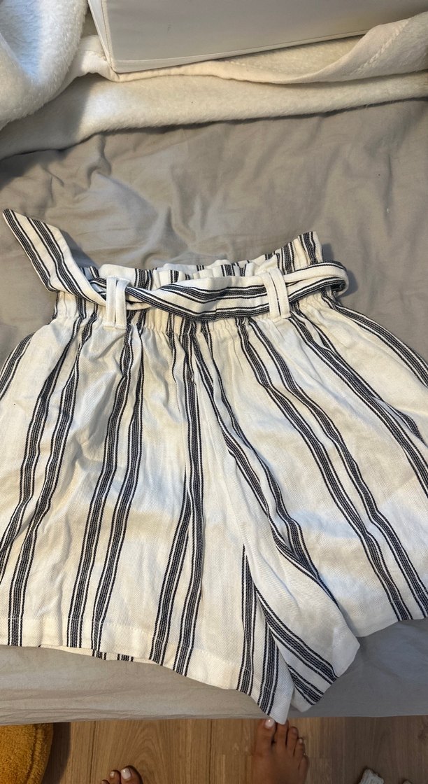 Çizgili Kemerli Mini Keten Şort - Görsel 4