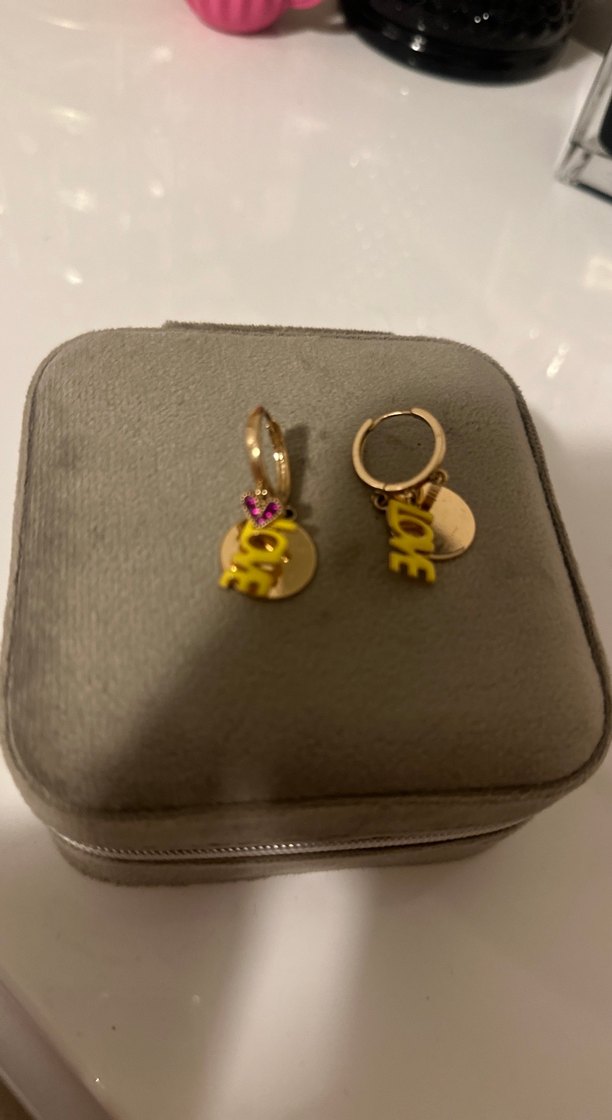 Altın Renk Mini Nakışlı Küpeler - Görsel 3