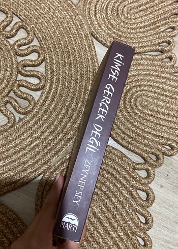 Beden Kimse Gerçek Değil - Zeynep Sey